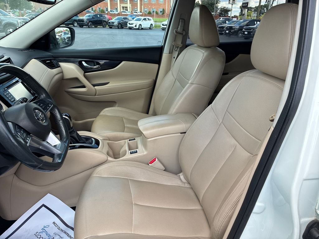 Used 2017 White Nissan SL image 9
