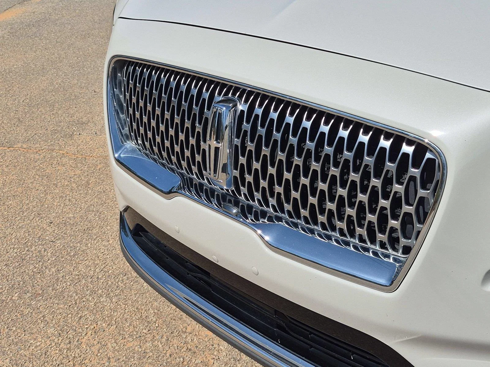 Used 2022 Ceramic Pearl Metallic Tinted Clearcoat Lincoln Reserve image 14