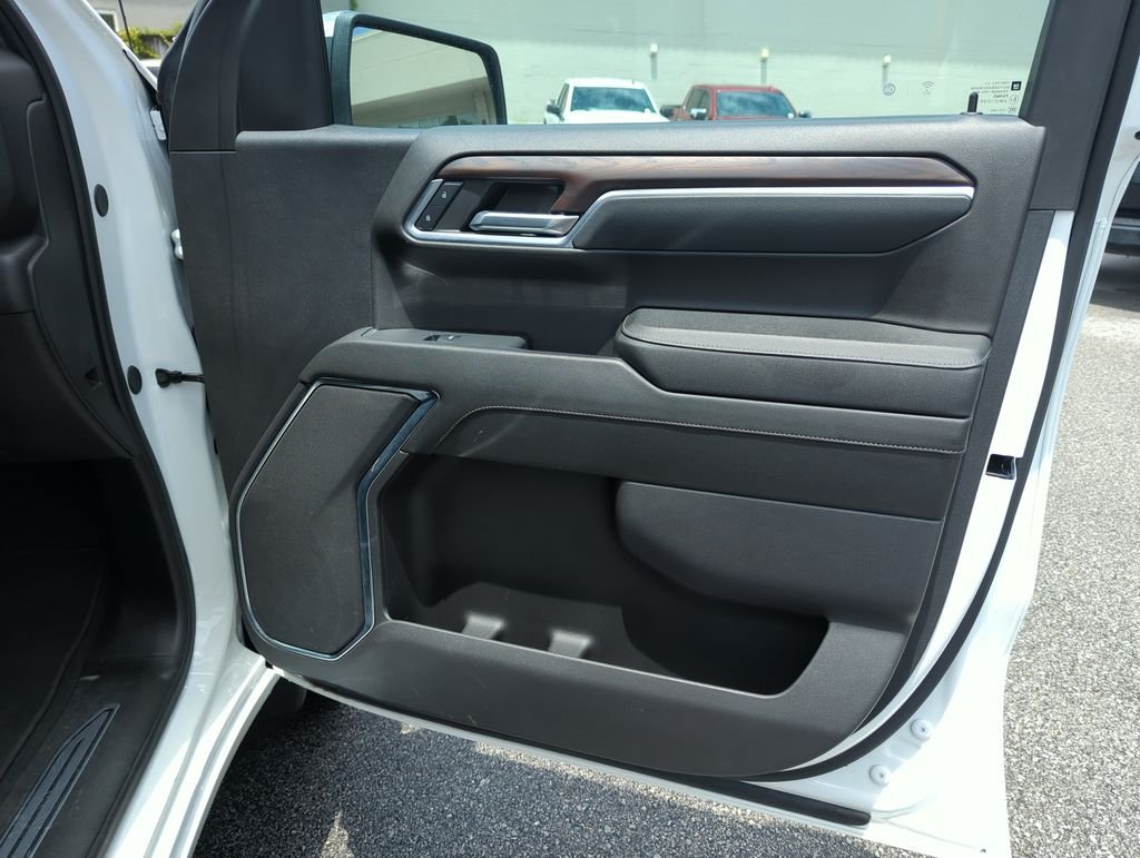 Used 2024 White GMC SLT image 30