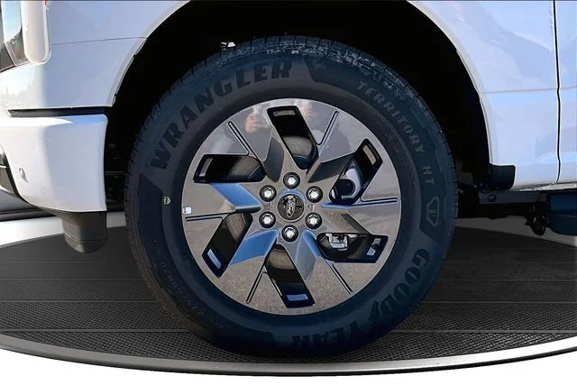 2025 Ford F-150 Lightning Flash - Photo 12