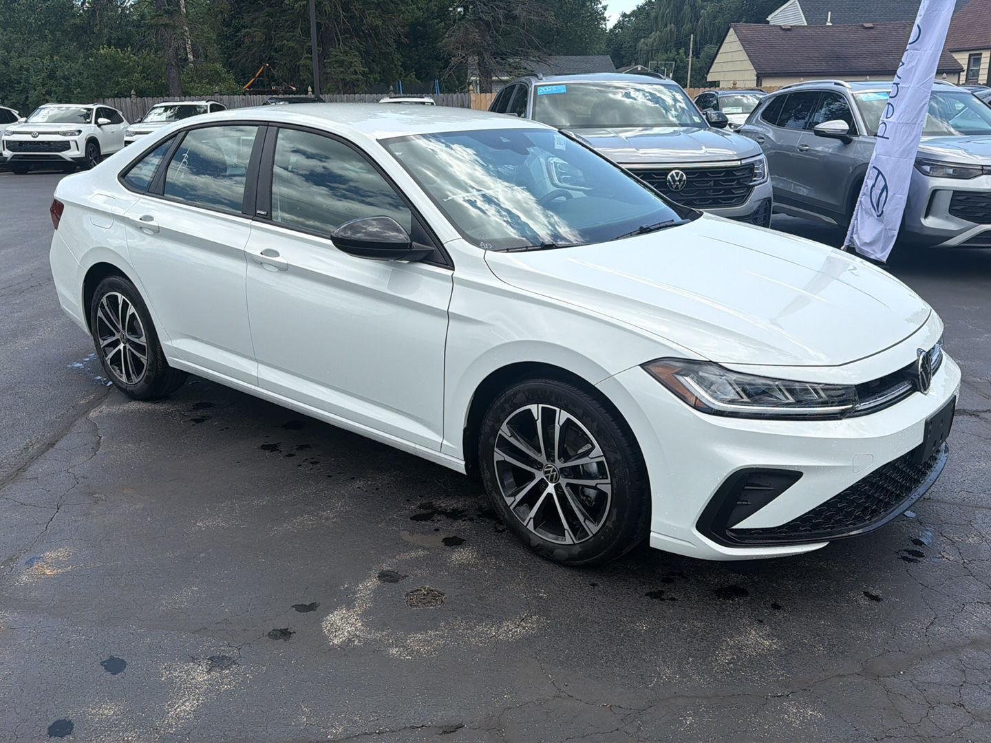 New 2026 Pure White Volkswagen 1.5T Sport image 4