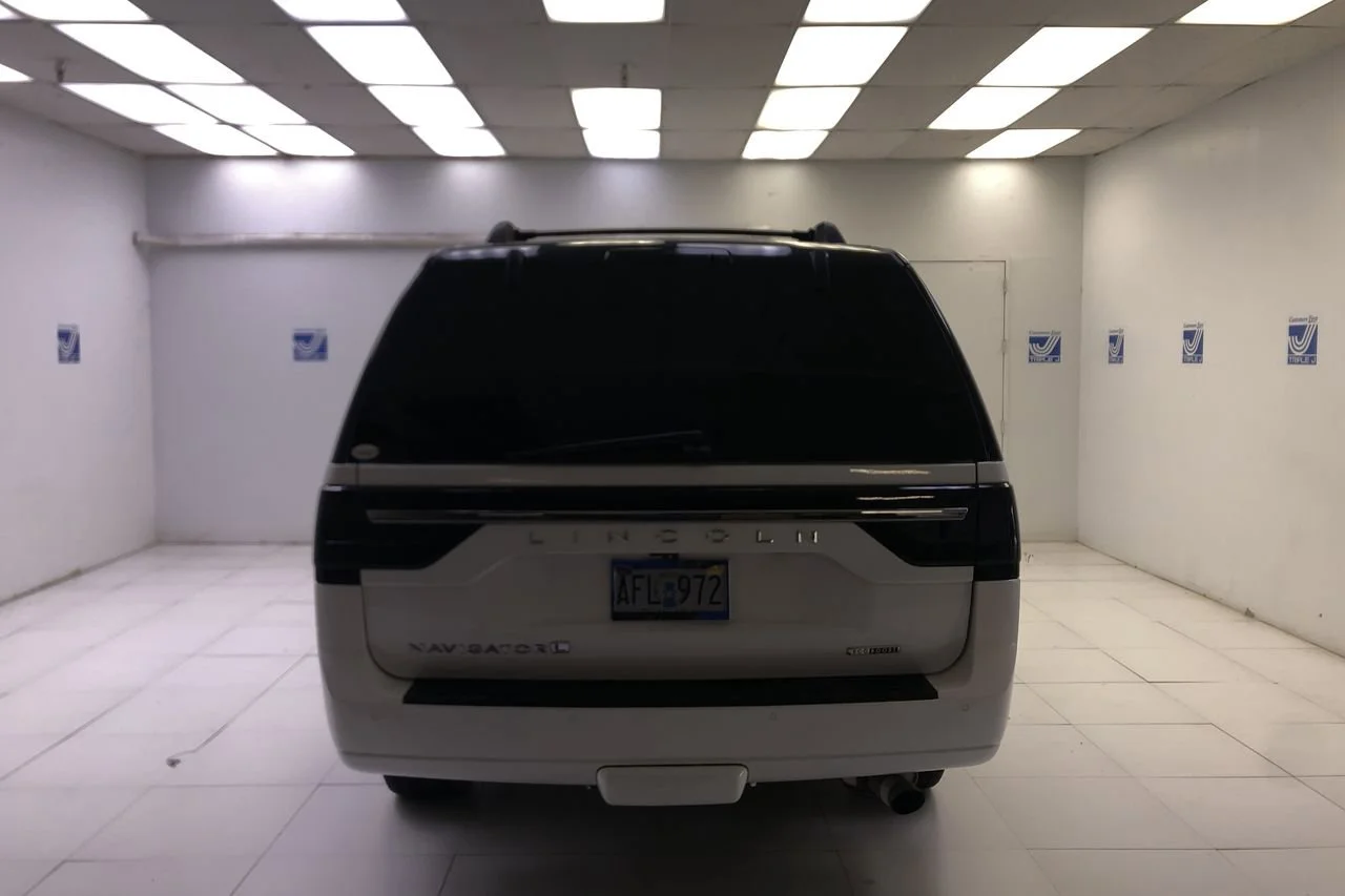 Used 2015 White Platinum Lincoln  image 2