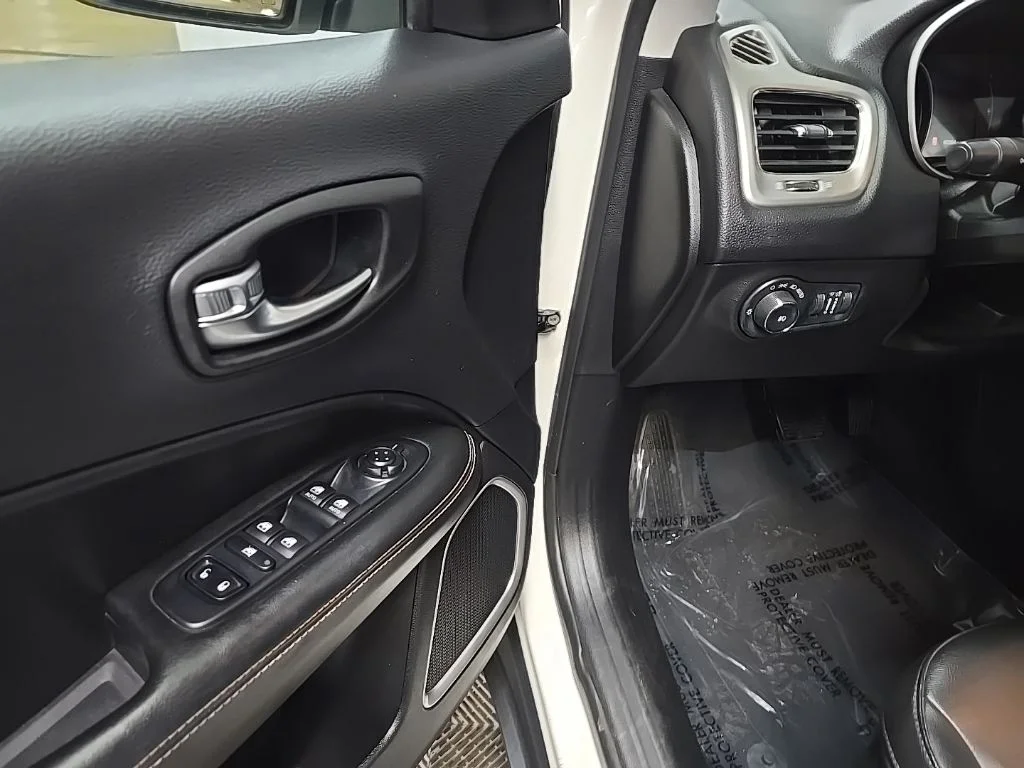 Used 2018 White Jeep Latitude image 27
