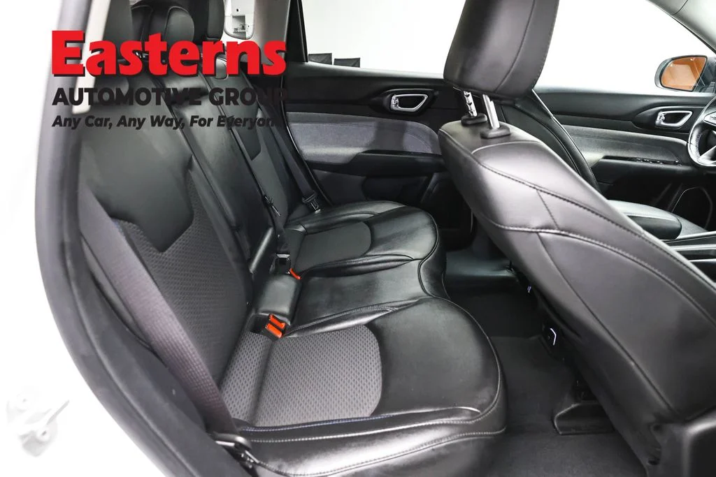 Used 2022 White Jeep Latitude image 22