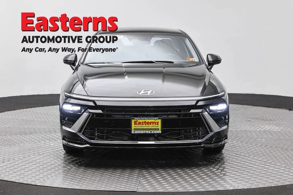Used 2024 Black Hyundai SEL image 2