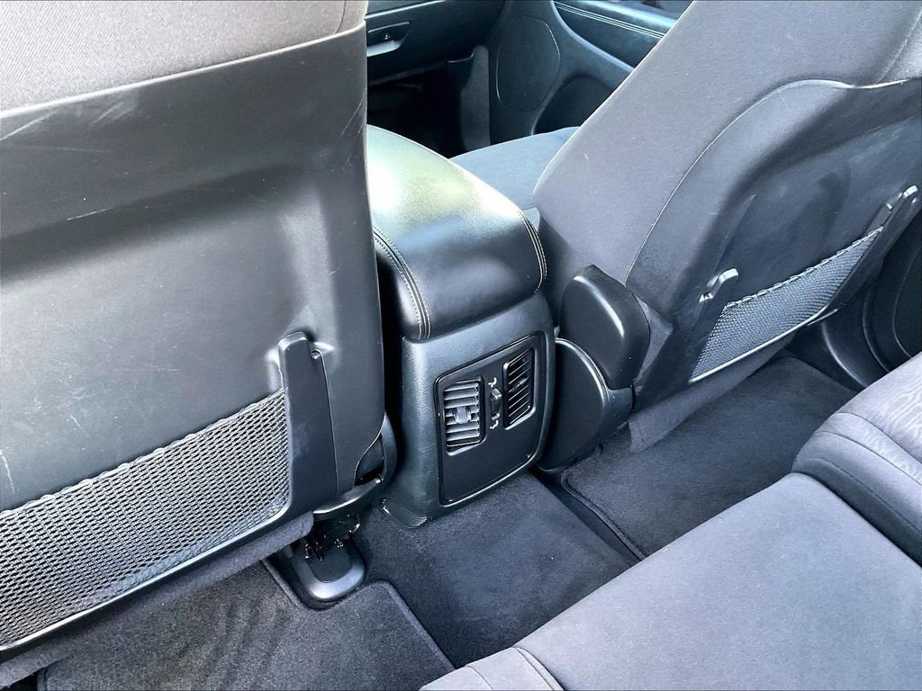 Used 2022 Black Dodge SXT image 29