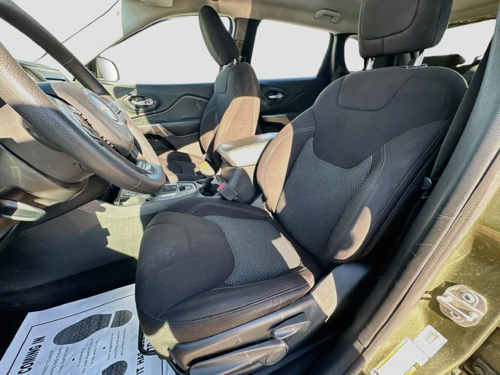 Used 2020 Green Jeep Latitude image 24