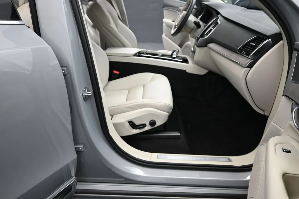 Certified Used 2024 Vapour Grey Volvo Plus image 22