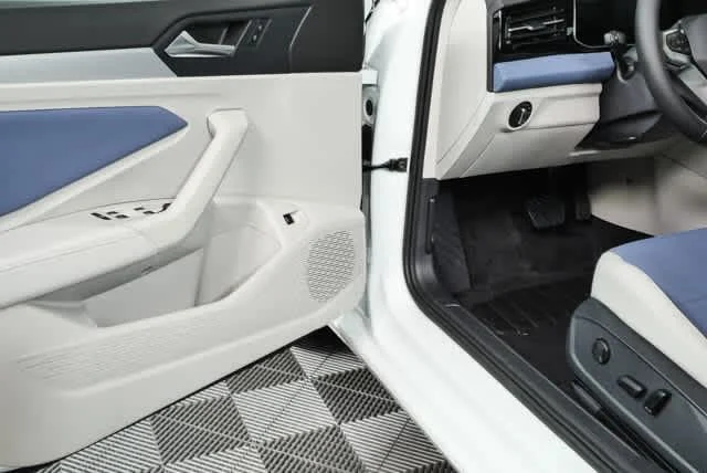 Certified Used 2025 Opal White Pearl Volkswagen SE image 7