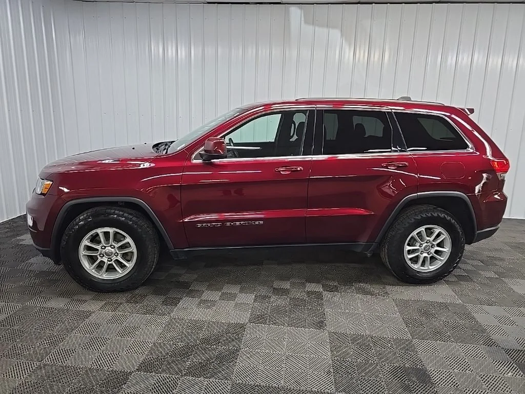 Used 2018 Red Jeep Laredo image 5