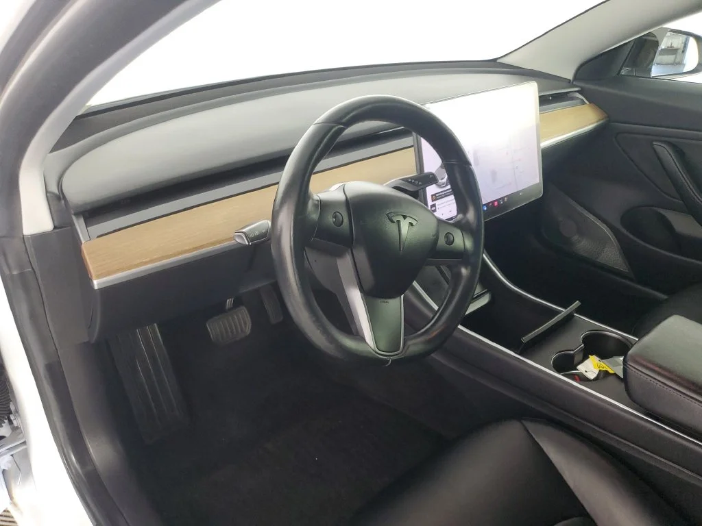 Used 2019  Tesla Standard Range Plus image 11