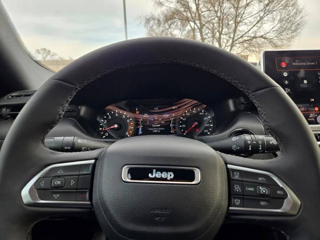 New 2026 Diamond Black Crystal Pearlcoat Jeep Latitude image 31