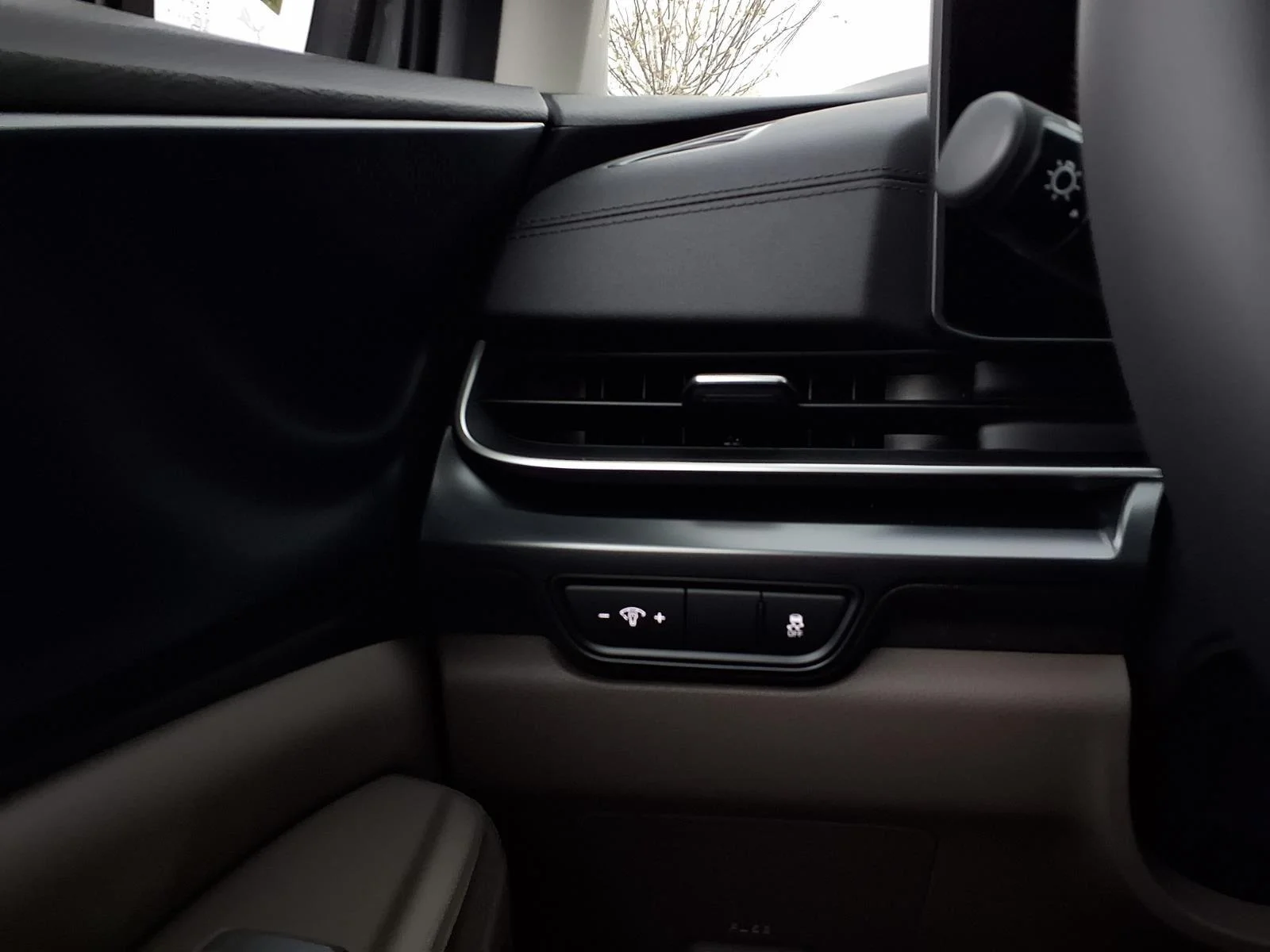 New 2027 Ceramic Silver Kia LXS image 7