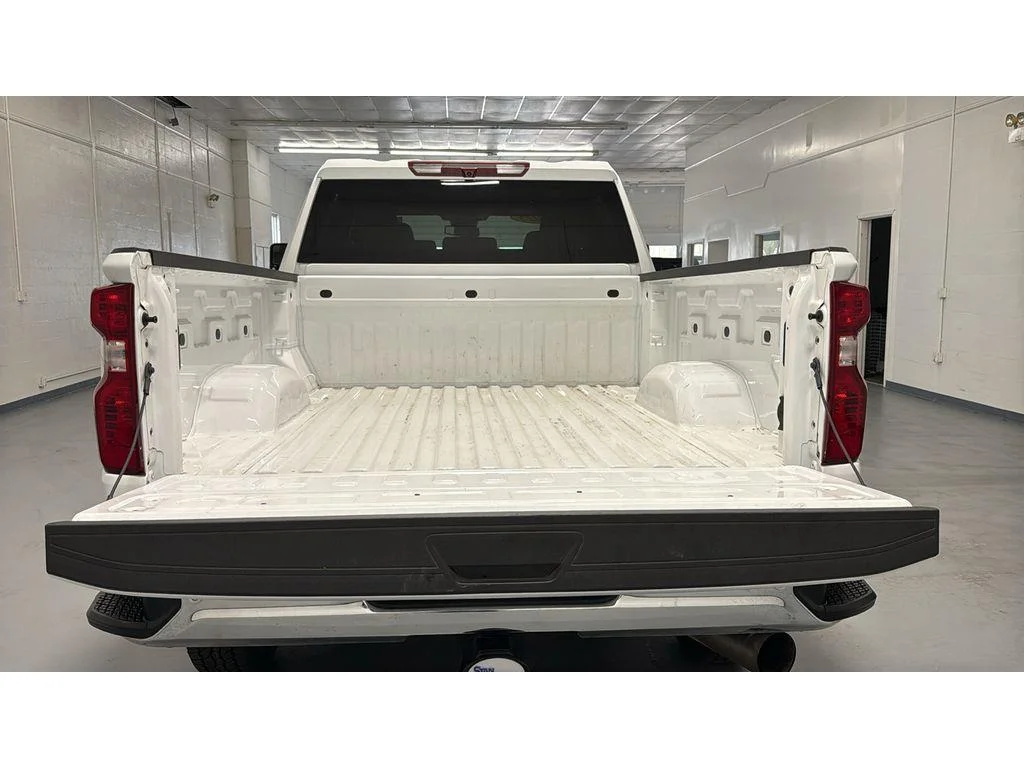 Used 2025 Summit White Chevrolet LT image 9