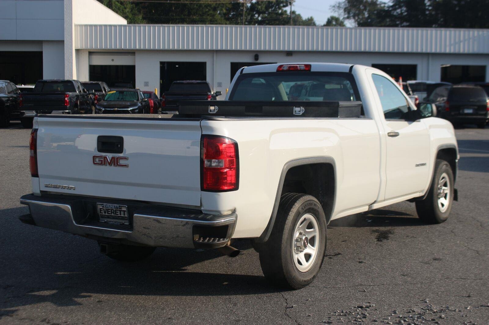 Used 2018 SUMMIT WHITE GMC 2WD Reg Cab 133.0" image 7