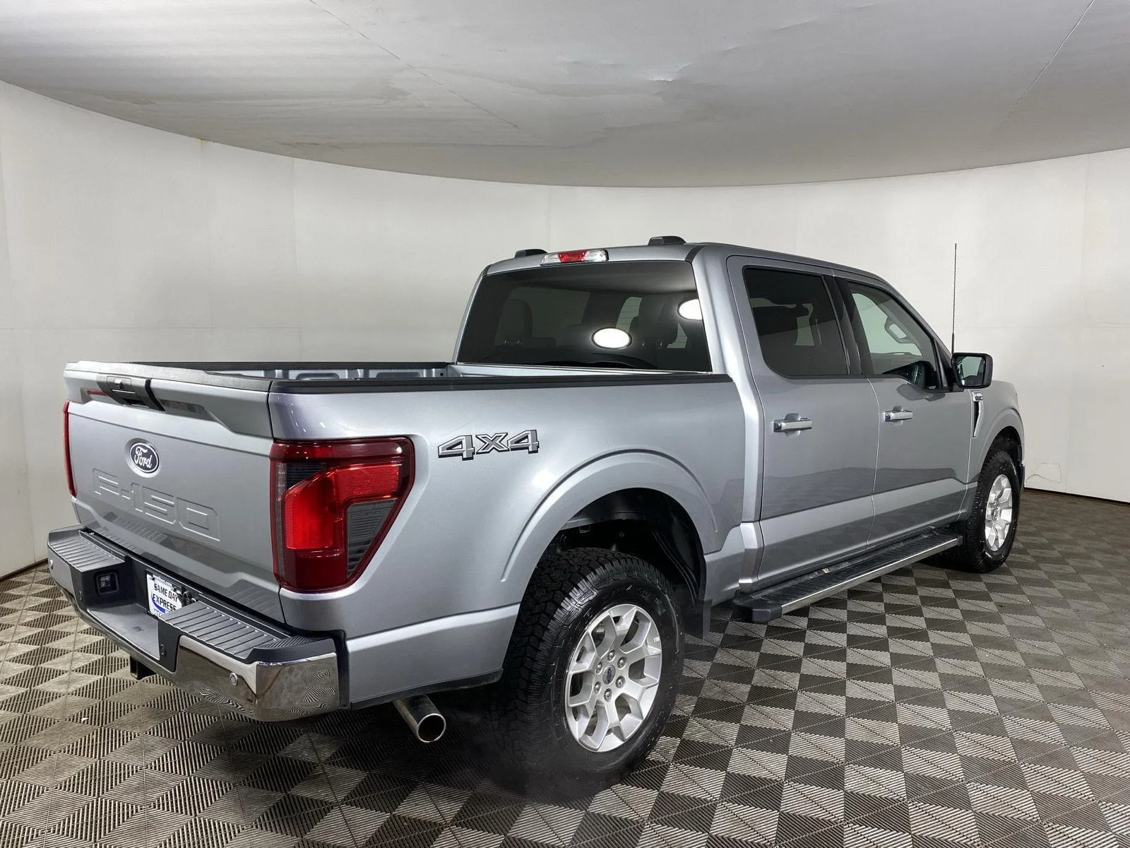Used 2025 Iconic Silver Ford XLT image 7