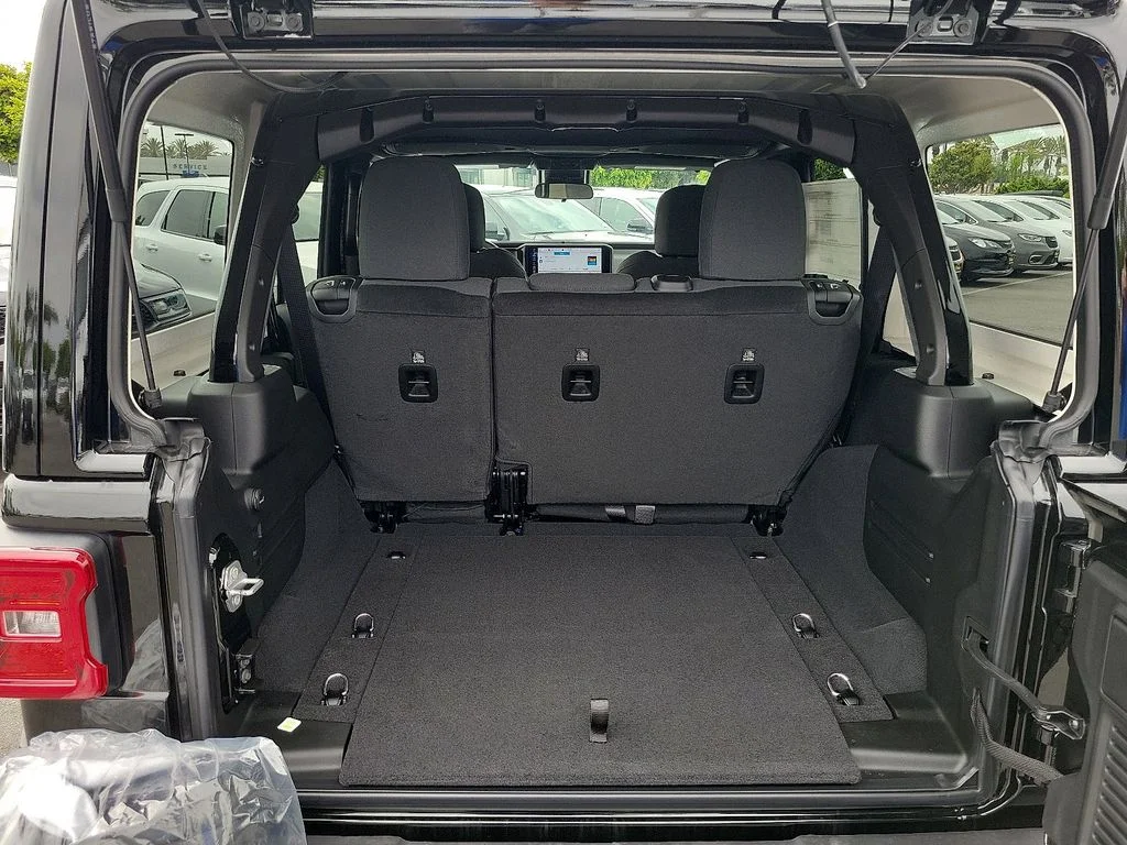 2025 Jeep Wrangler 4-Door Sahara - Photo 18