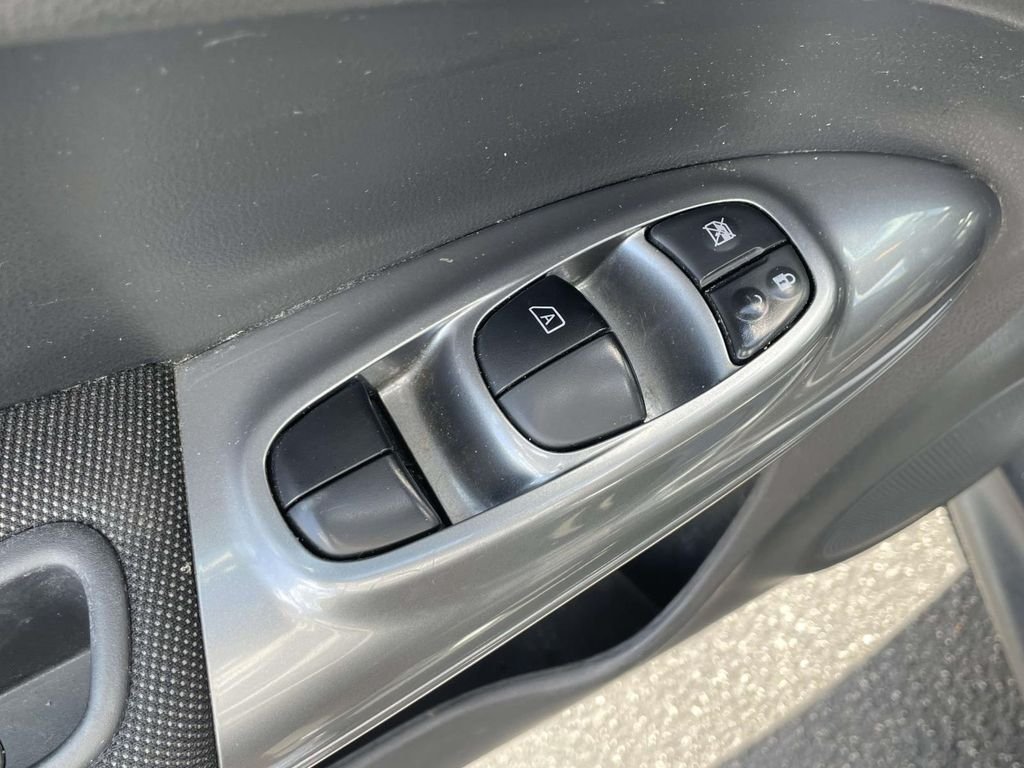 Used 2015 Silver Nissan SV image 17