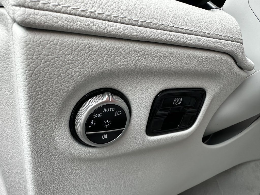New 2027 MANUFAKTUR Alpine Grey Mercedes-Benz EQE 320+ image 70