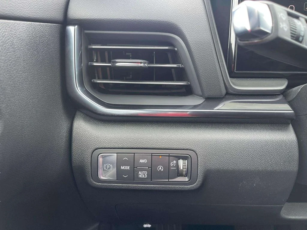 Used 2026 Summit White GMC AT4 image 19