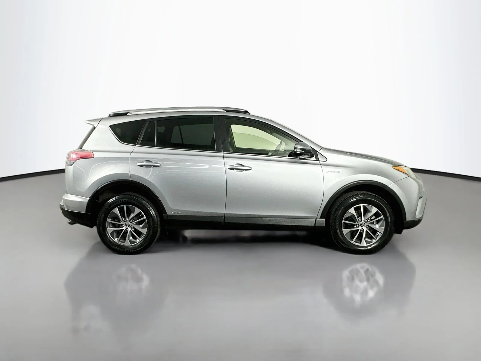 Used 2017 Silver Toyota XLE image 8