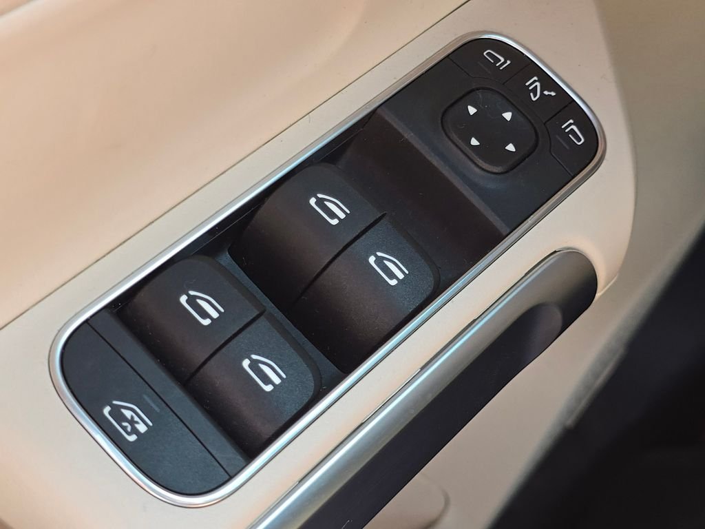 Certified Used 2025 Polar White Mercedes-Benz GLB 250 image 25