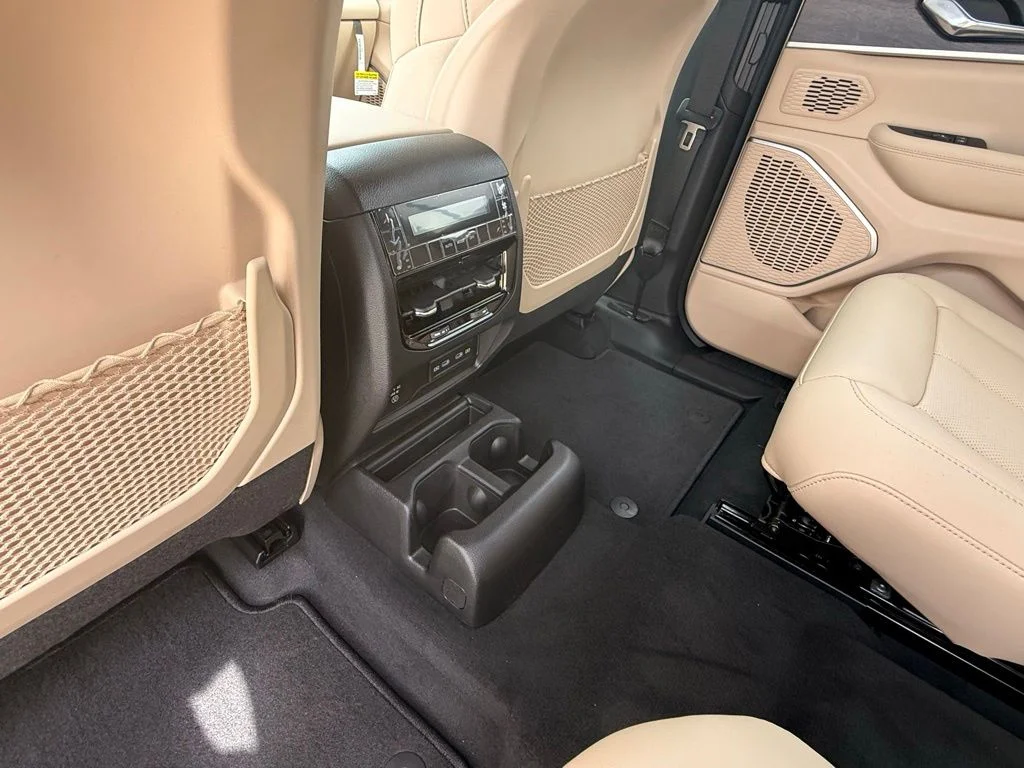 New 2026 Diamond Black Crystal Pearl-Coat Exterior Paint Jeep Limited image 28