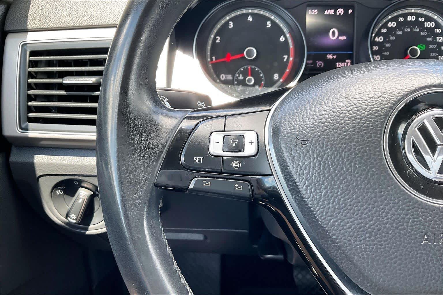 Used 2019 Pure White Volkswagen 3.6L V6 SE w/Technology image 23