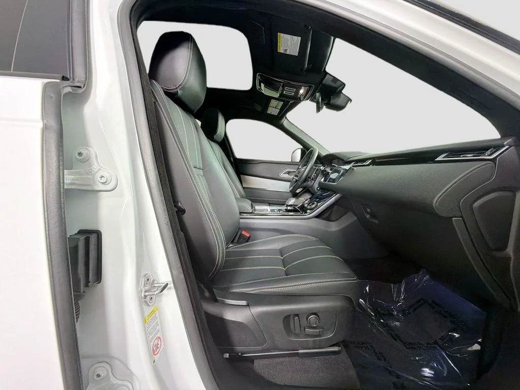 Used 2023 White Land Rover R-Dynamic S MHEV image 31