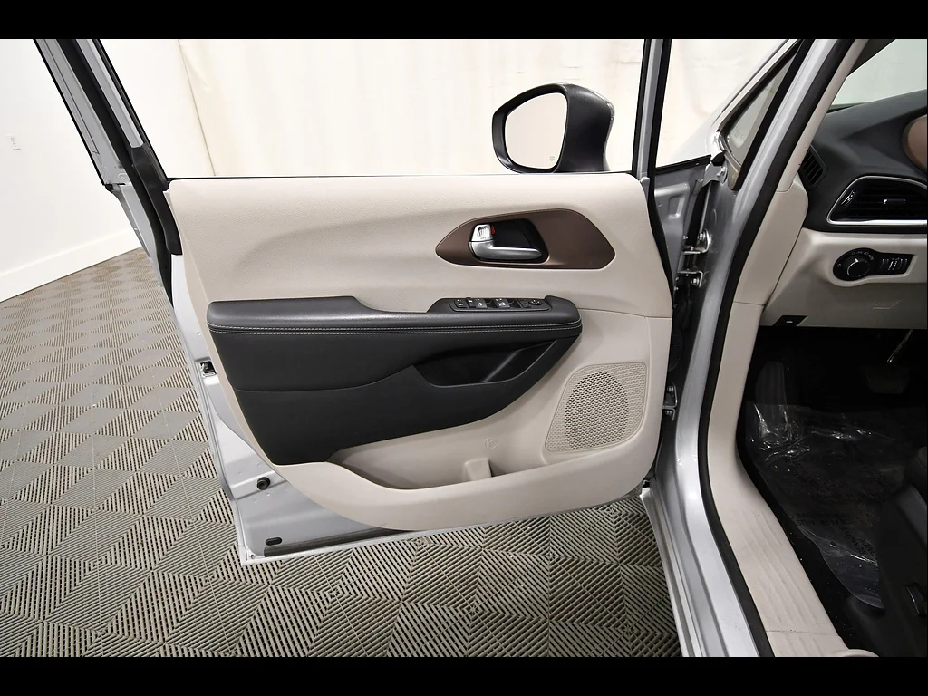 Used 2024 Silver Mist Clear Coat Chrysler LX image 13