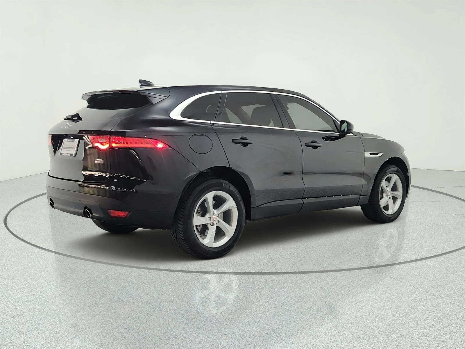 Used 2019 Narvik Black Jaguar 25t Premium AWD image 5