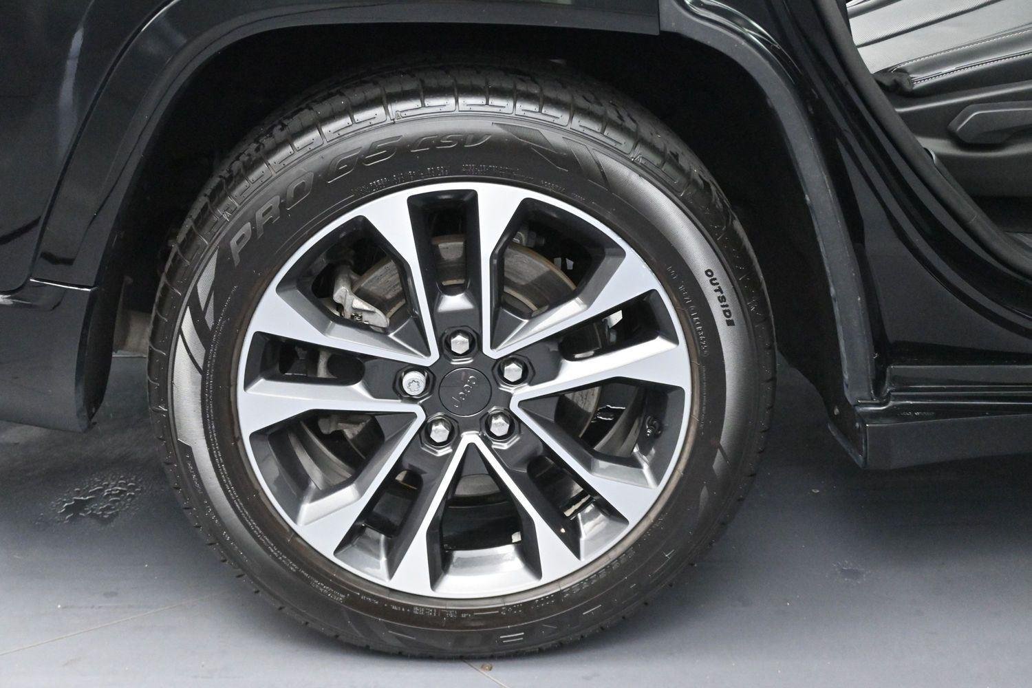 Used 2023 Diamond Black Crystal Pearlcoat Jeep Overland image 41