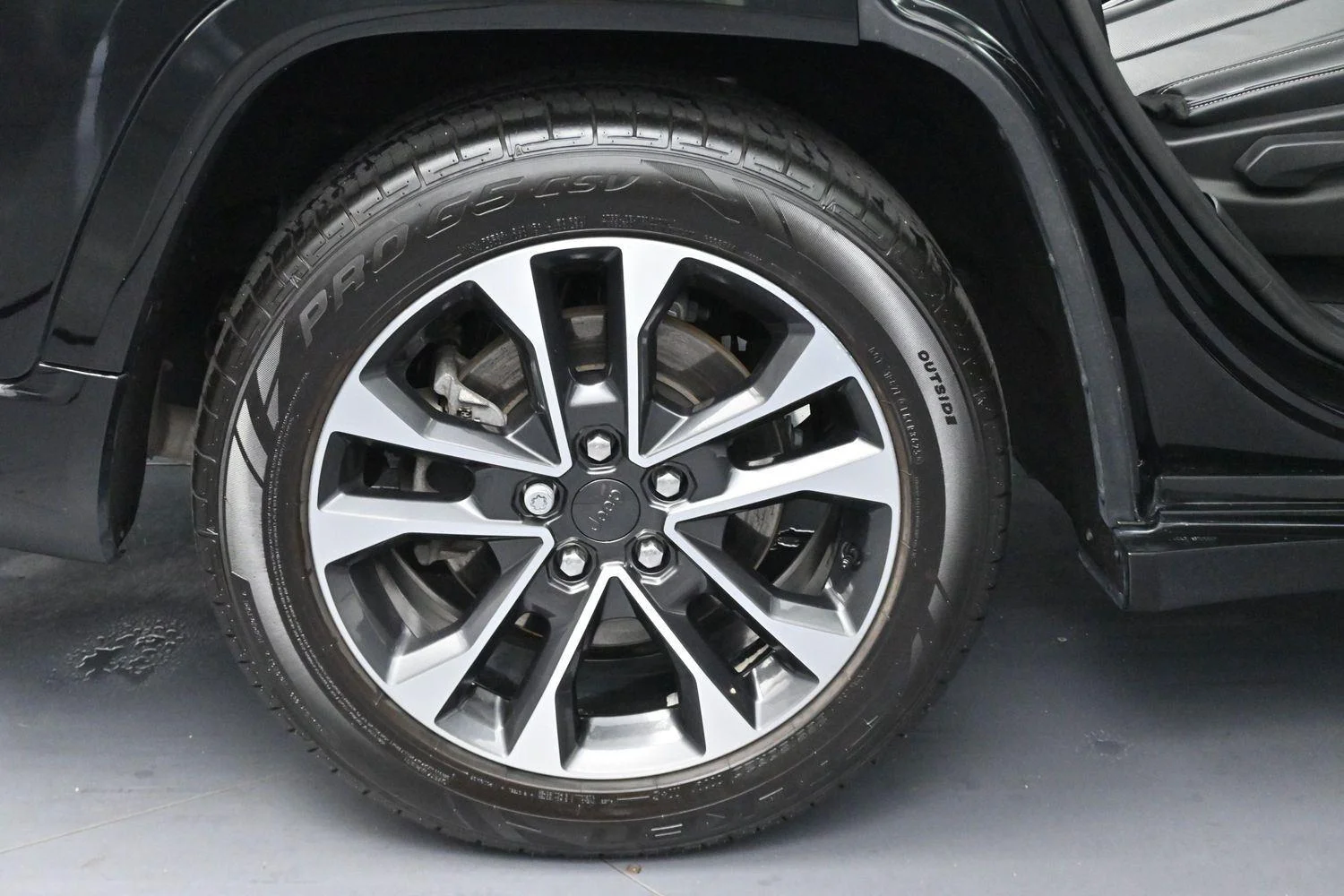 Used 2023 Diamond Black Crystal Pearlcoat Jeep Overland image 41