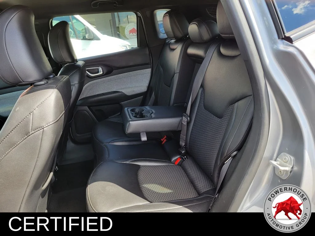 Used 2024  Jeep Latitude image 15