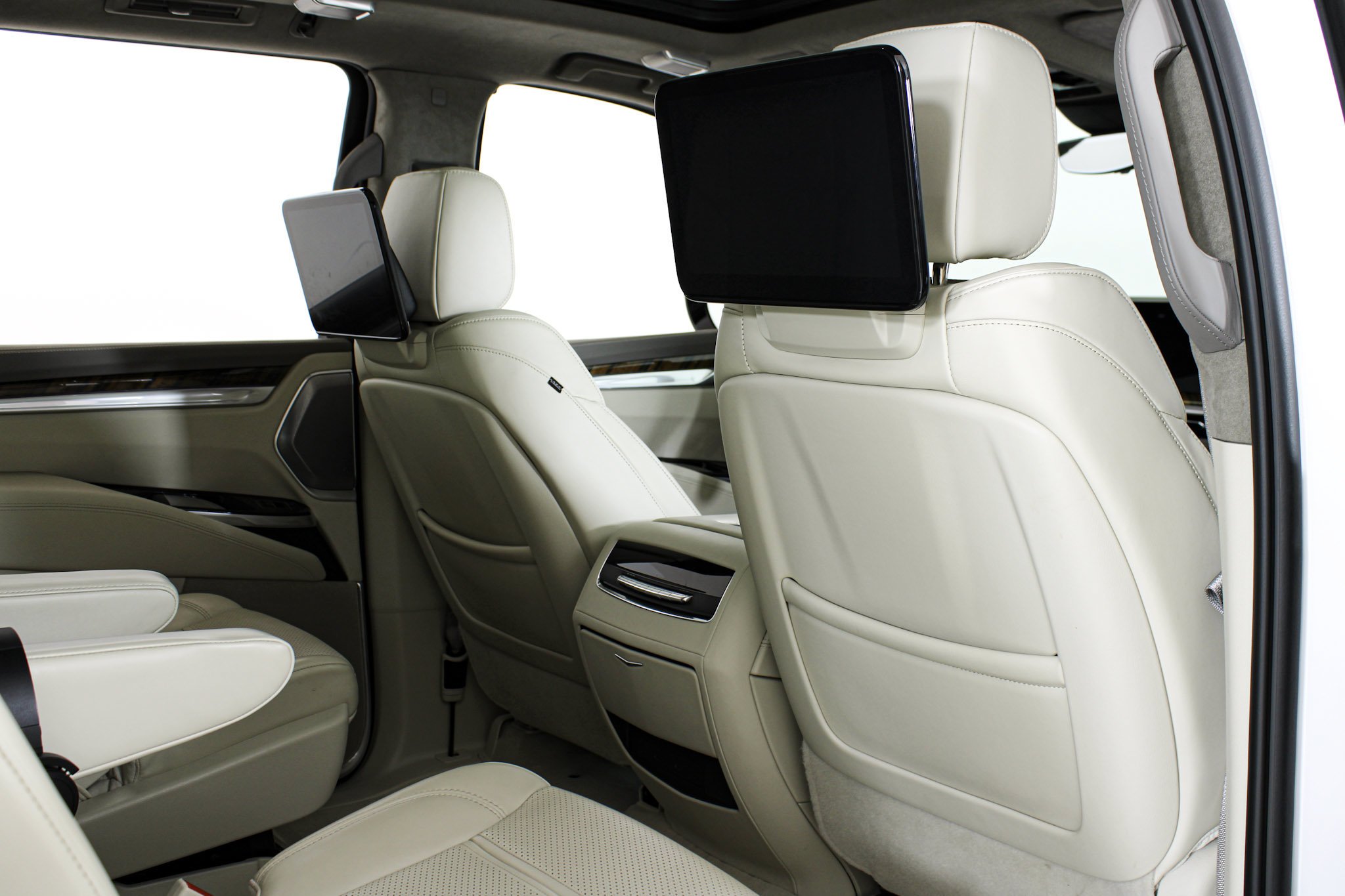 Used 2025 Crystal White Tricoat Cadillac Sport Platinum image 29