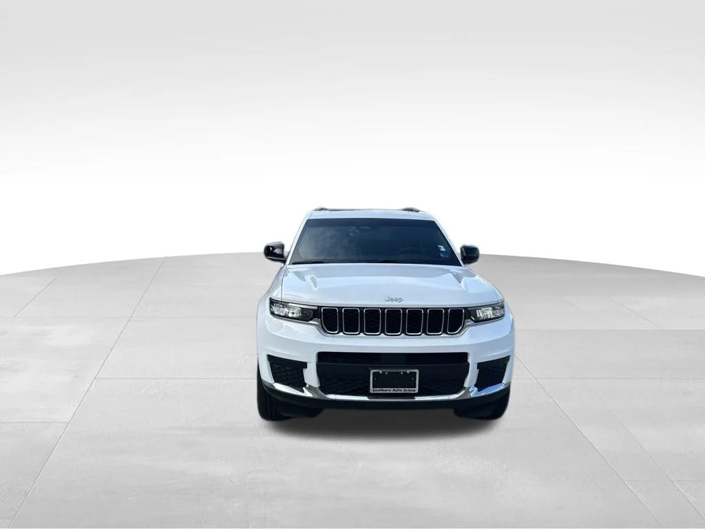 Used 2025 White Jeep Laredo image 9