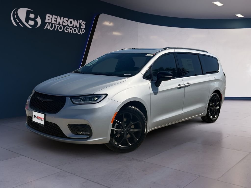 2026 Chrysler Pacifica Limited's photo