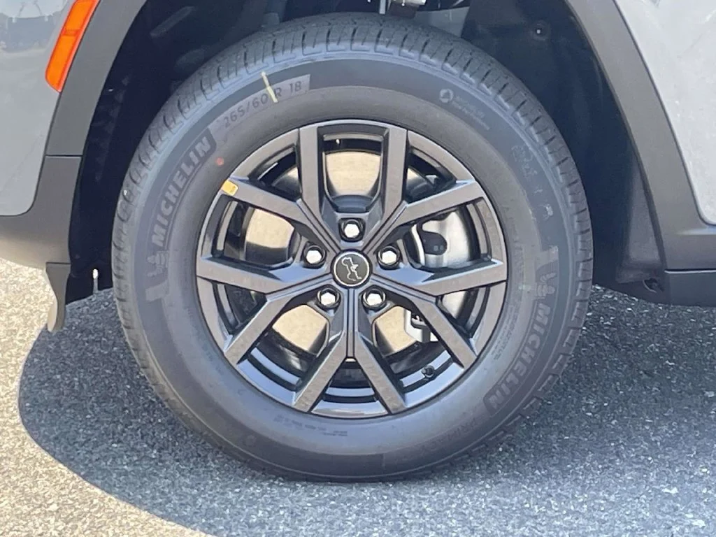 New 2027 Sting-Gray Clear-Coat Paint Jeep Laredo Altitude image 11