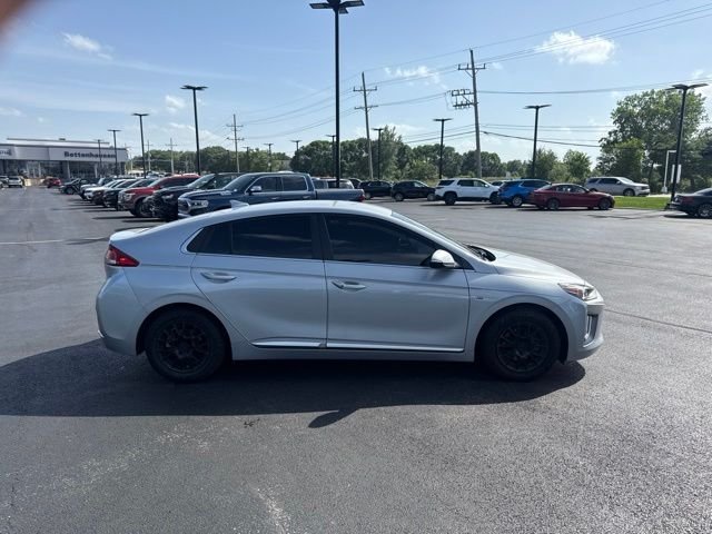 Used 2020 Silver Hyundai SE image 5