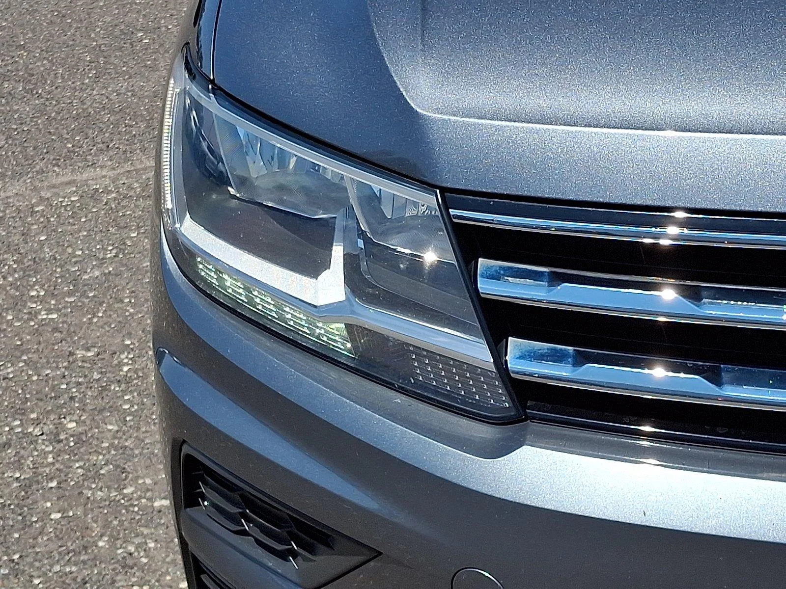Used 2020 Platinum Gray Metallic Volkswagen SE image 10