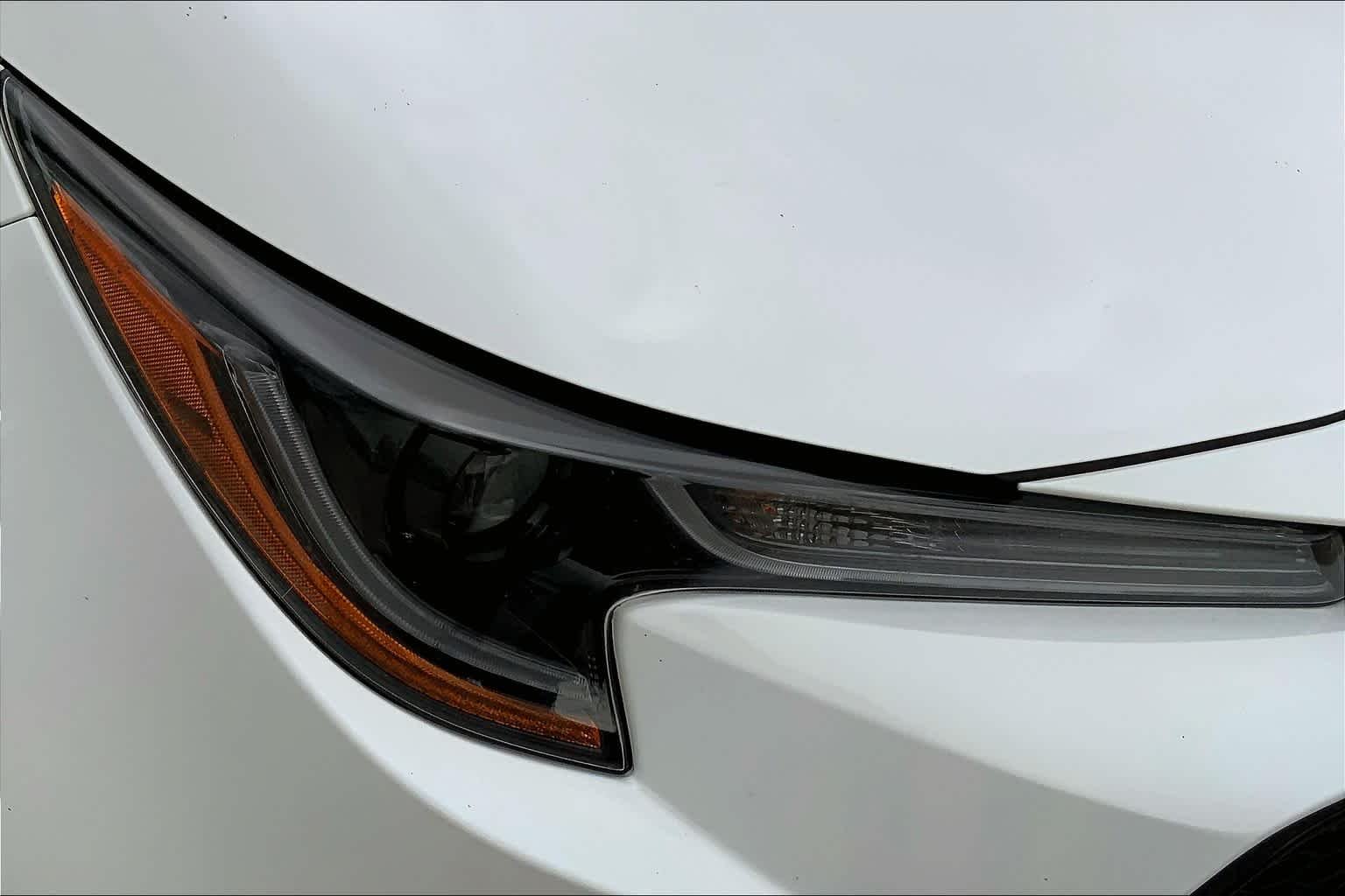 Used 2022 White Toyota LE image 27