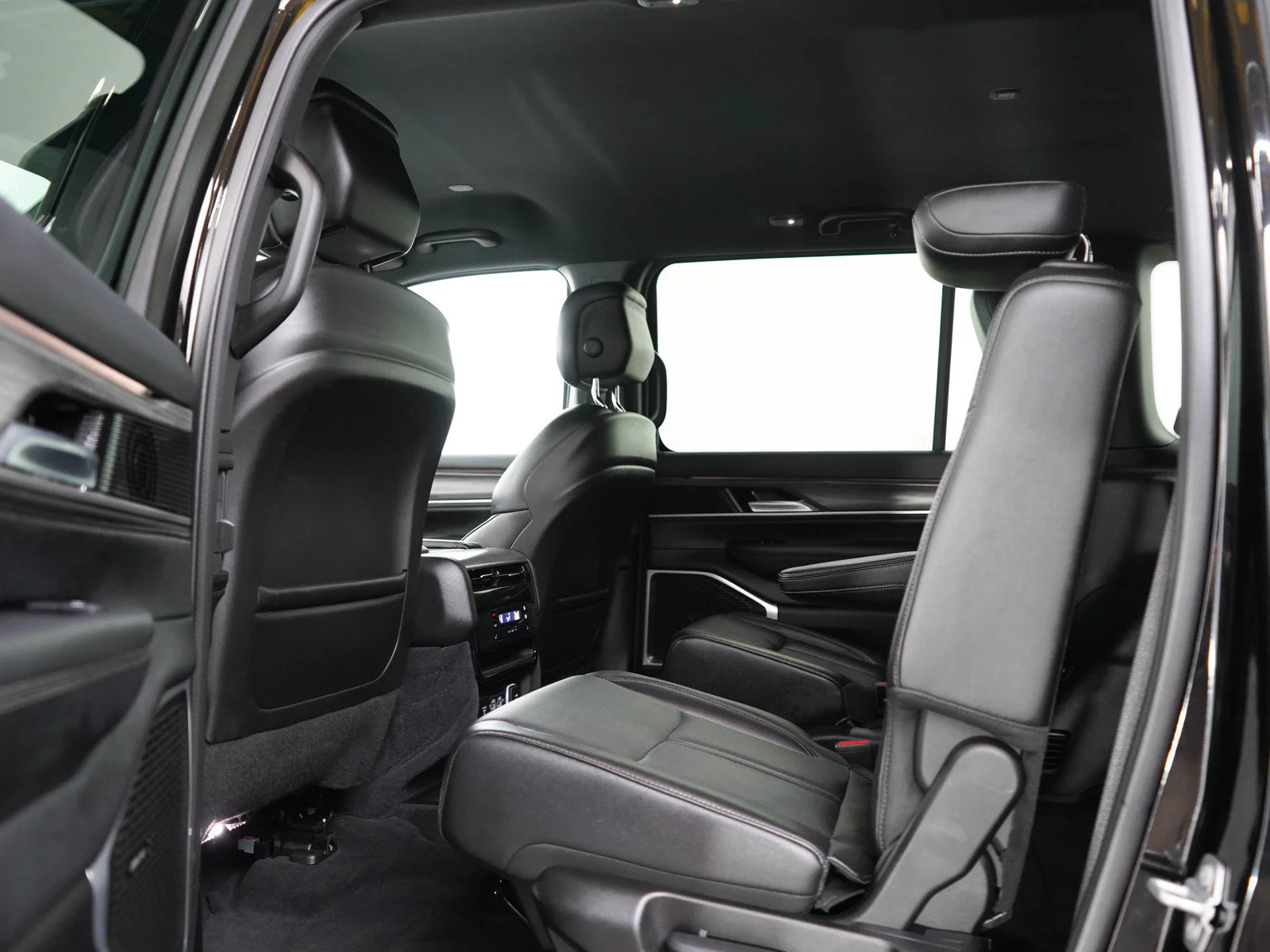 Used 2024 Diamond Black Crystal Pearlcoat Jeep Series III image 19