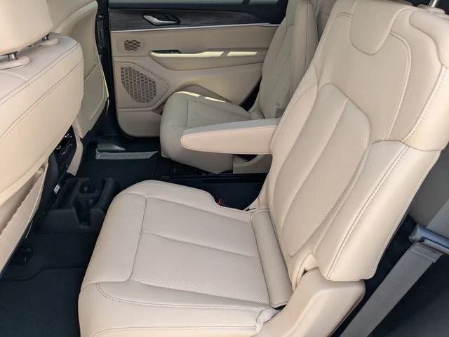 New 2026 Bright White Clear-Coat Exterior Paint Jeep Limited image 15