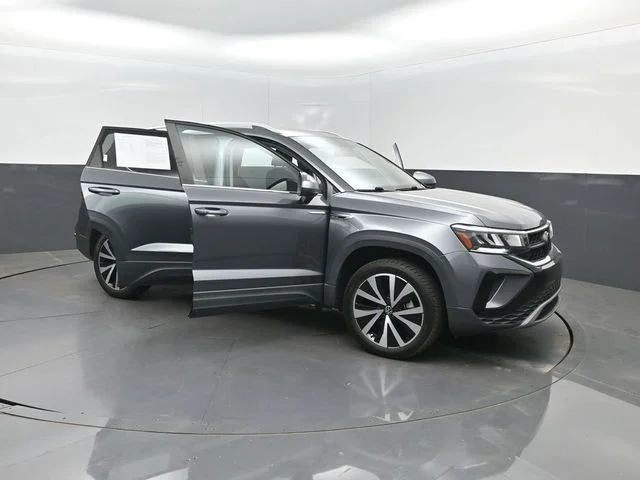 Used 2022 Gray Volkswagen 1.5T SE image 41