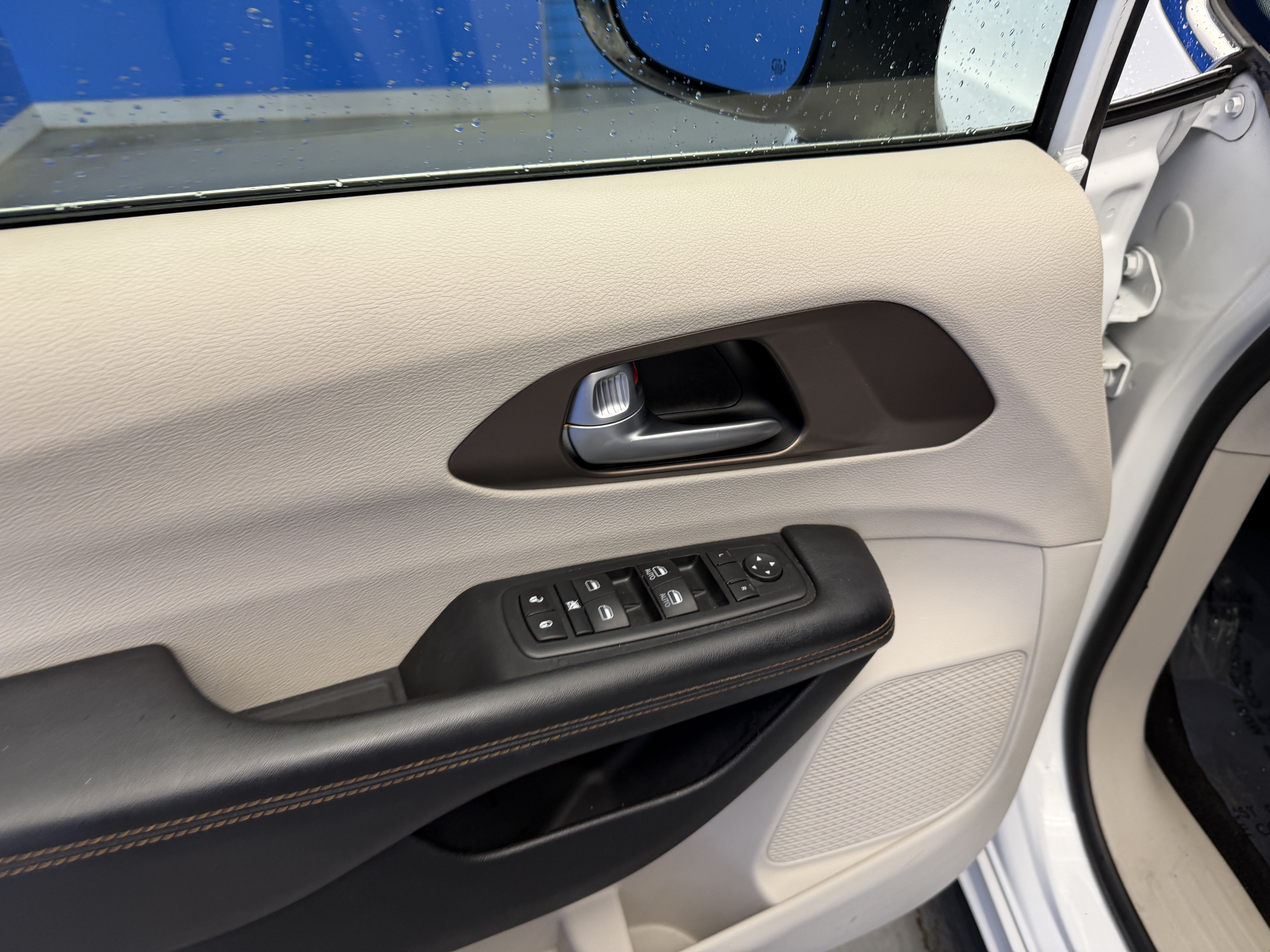 Used 2017 Bright White Clearcoat Chrysler Touring image 10