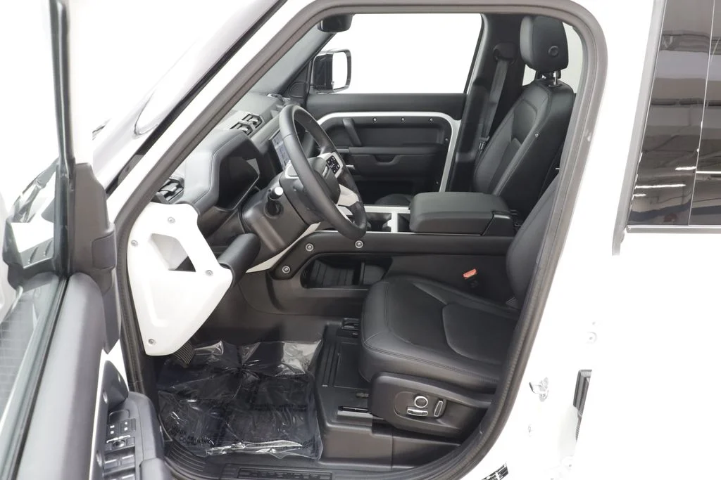 Certified Used 2025 White Land Rover X-Dynamic SE image 6