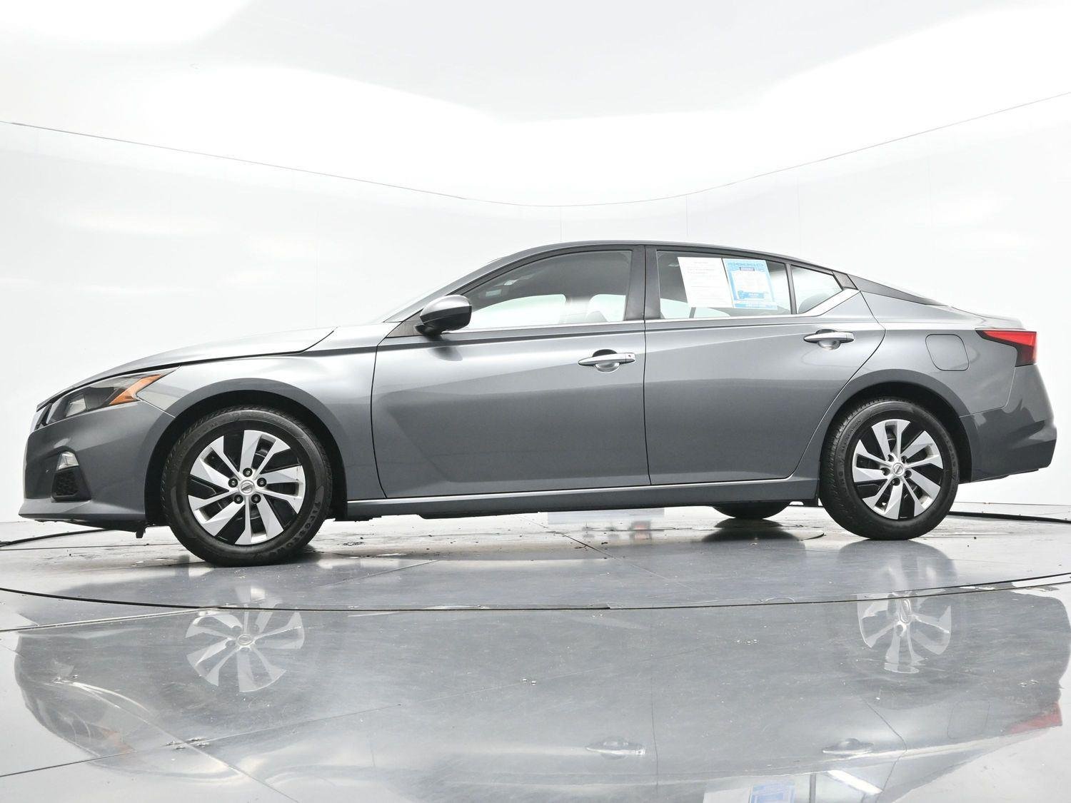 Used 2022 Gun Metallic Nissan 2.5 S image 43