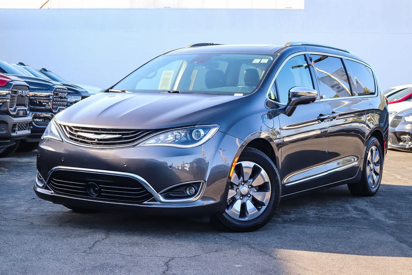 2019 Chrysler Pacifica Hybrid Limited's photo