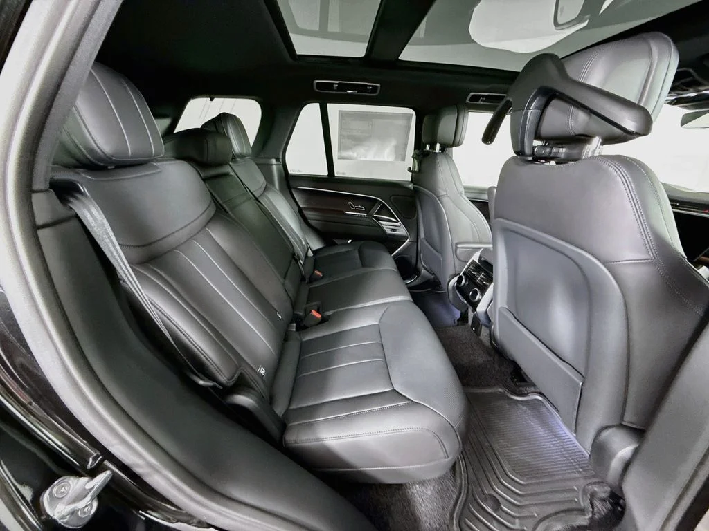 New 2026 Santorini Black Metallic Land Rover SE image 28