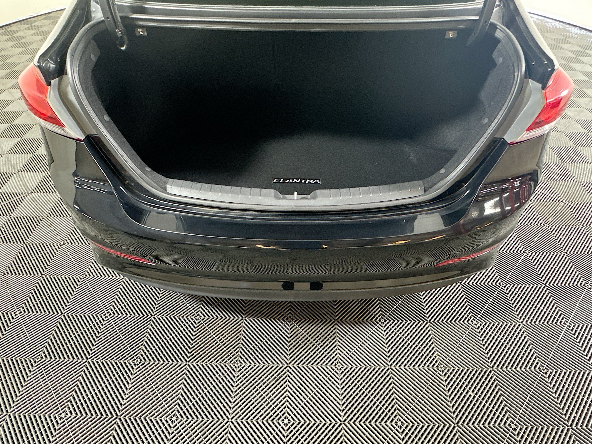 Used 2018 Phantom Black Hyundai SE image 30